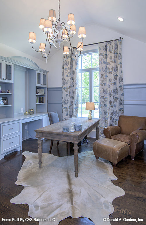 Chandelier and recessed lighting in the office. The Carrera plan 1178.