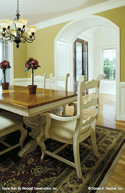 Arched entry way into the dining room. The Dayton plan 1008.