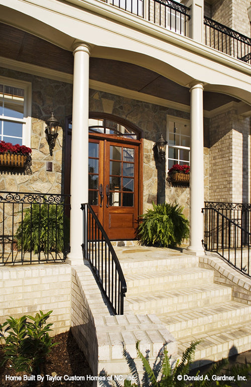 Picture of front porch for house plan 990 The Hollingbourne