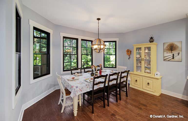 Five windows surrounding the dining room. The Hunter Creek plan 1326.