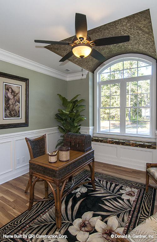 Arched window in the study. The Lennon plan 1300