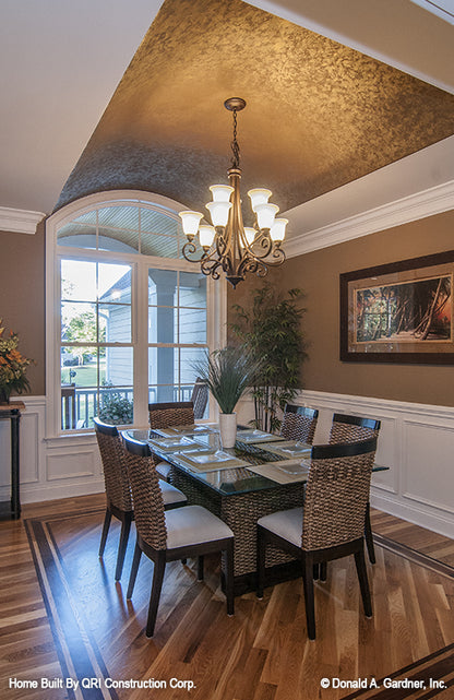 Arched window and ceiling in the dining room. The Lennon plan 1300