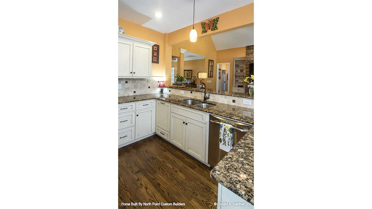 Granit countertops in the kitchen. The Lisenby plan #1220.