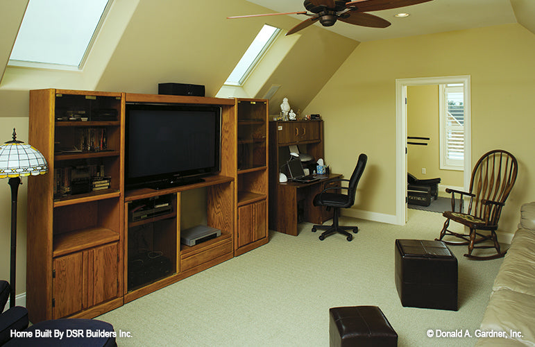 Entertainment area in the bonus room. The Lujack plan 1043.