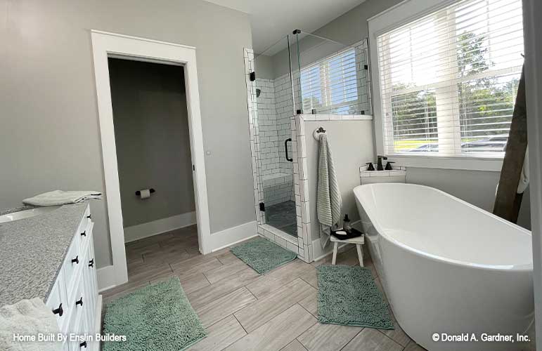 Sitting tub in the master bathroom. The Rogers plan 1383. 