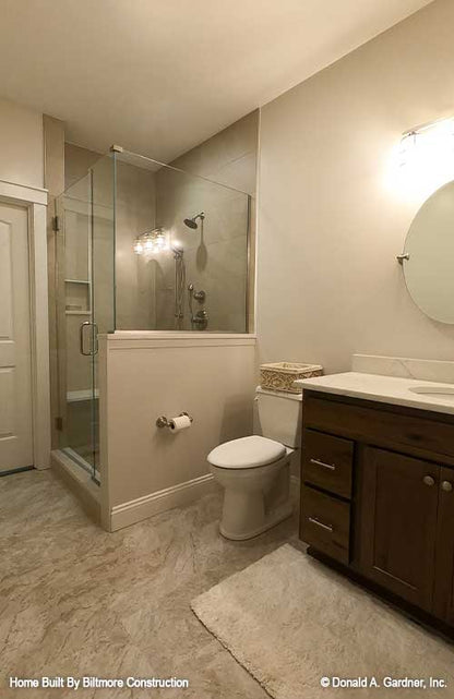 Walk-in shower next to the toilet in the bathroom. The Simon plan 1351.