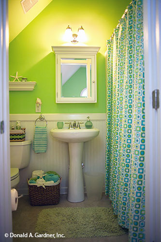 Pedestal sink in the bathroom. The Tamassee plan 333.