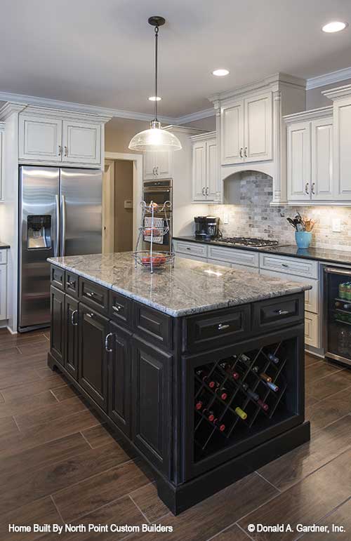 Stainless-steel double fridge in the kitchen. The Travis plan 1350.