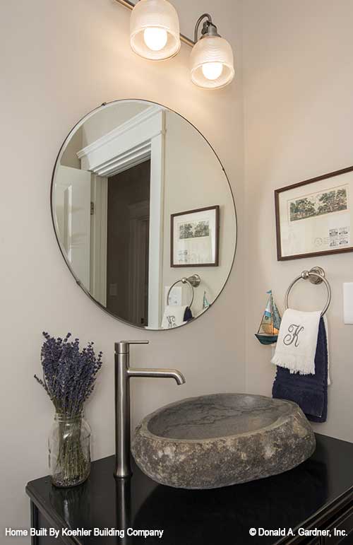 Circle mirror in the bathroom. The Tristan plan 1311.