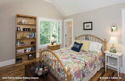 Cozy secondary bedroom with double window. The Tristan plan 1311.